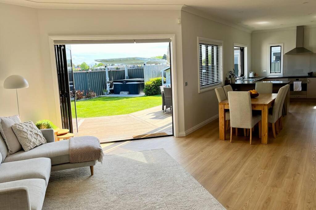 Sunny Delight In Clive Villa Buitenkant foto